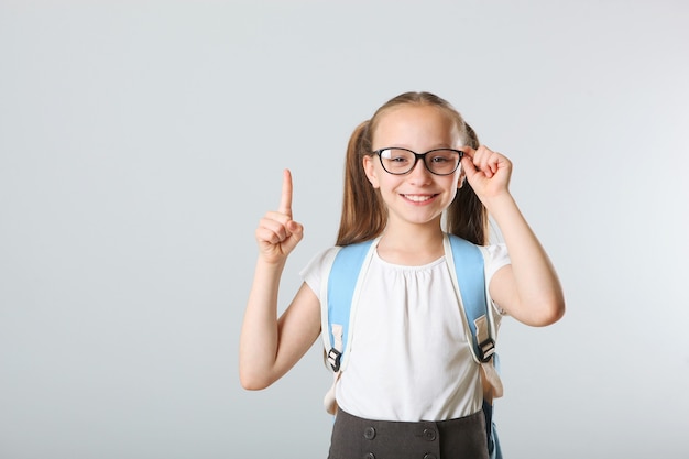 Retrato de colegiala con mochila y papelería