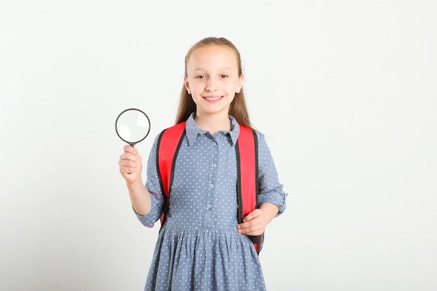 Retrato de colegiala con mochila y papelería