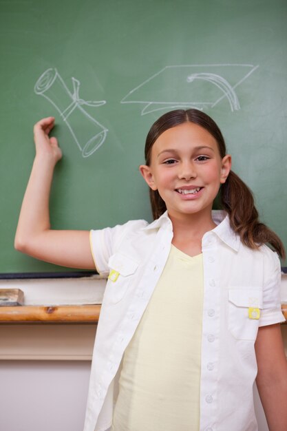 Foto retrato de una colegiala posando