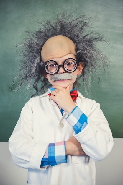 Foto retrato de colegiala pretendiendo ser maestra en el aula