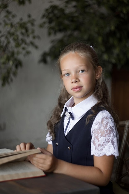 Retrato de colegiala de primaria en uniforme escolar