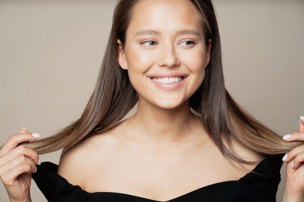 Retrato para colgante de joyería o cadena bonita mujer segura y bien arreglada maquillaje de cara limpia