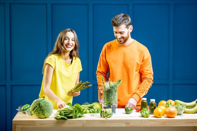 Retrato colorido de um casal yung com comida saudável