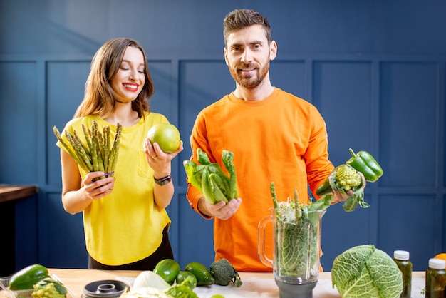 Retrato colorido de um casal yung com comida saudável