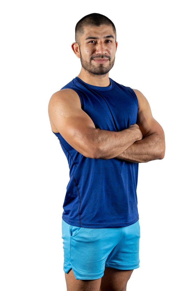 Retrato com fundo branco de um homem latino com roupas esportivas olhando para a câmera