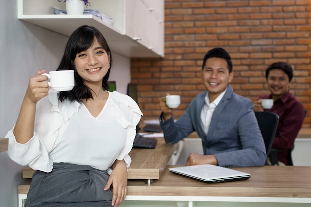 Retrato de compañeros de trabajo felices. Estaba disfrutando de un café juntos