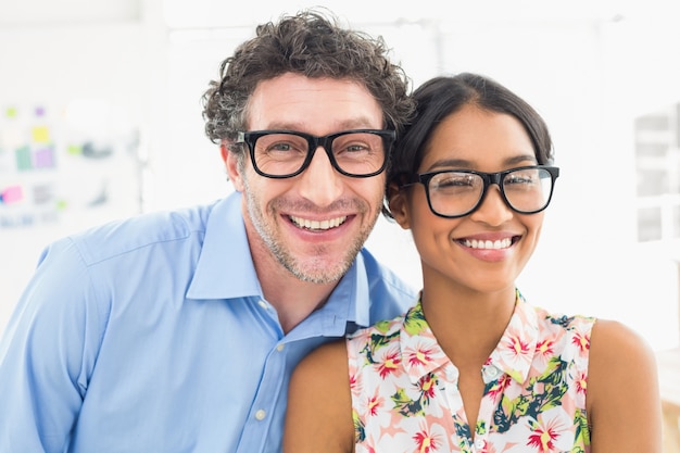 Retrato de compañeros de trabajo sonrientes con gafas