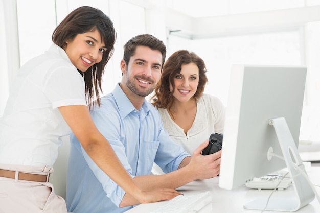 Retrato de compañeros de trabajo sonrientes posando juntos