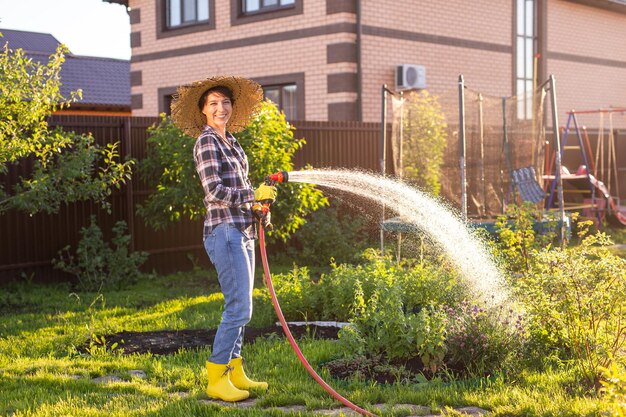 Foto retrato completo de mulher sorridente no quintal