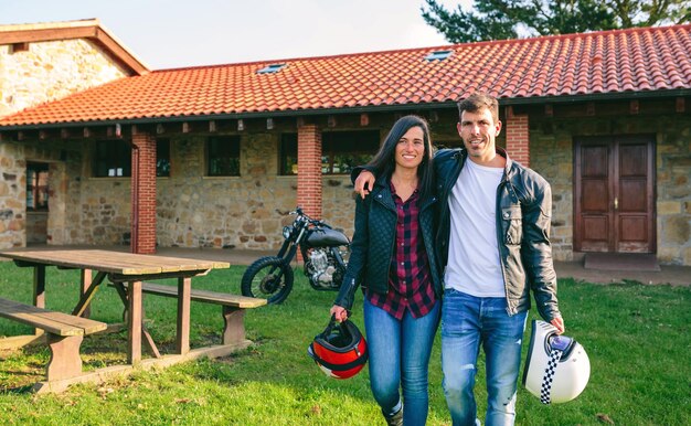 Foto retrato completo de um jovem casal sorridente ao ar livre