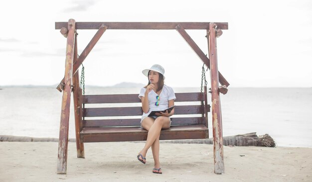 Foto retrato completo de una mujer joven en la playa