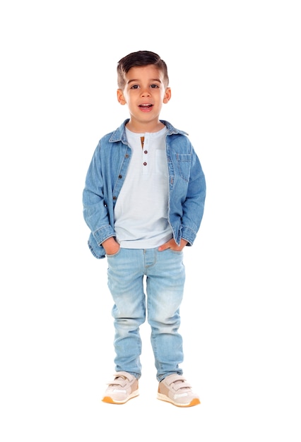 Retrato completo de niño gitano con jeans