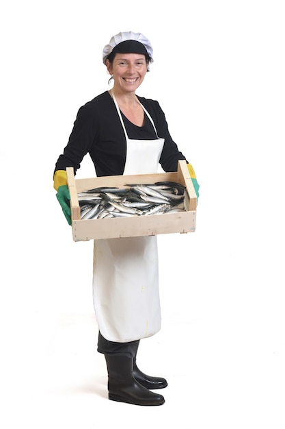 Retrato completo de un pescadero con una caja de sardinas sobre fondo blanco.