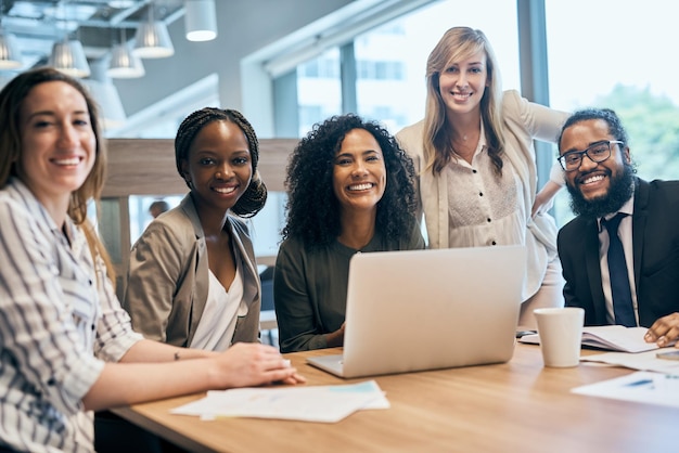 Retrato de computadora portátil y personas de negocios orgullosas en una reunión para el trabajo en equipo liderazgo o asociación sobre nosotros personas confiadas o felices sonríen en la oficina para obtener comentarios revisión planificación o briefing de proyecto