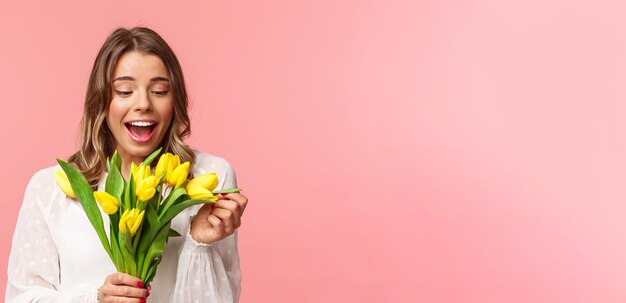 Retrato de concepto de felicidad y celebración de primavera de niña feliz sorprendida y complacida alegremente loo