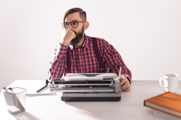 Retrato de concepto de personas y tecnología del escritor trabajando en máquina de escribir