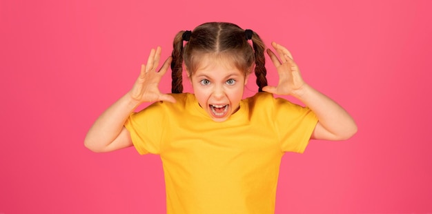 Retrato conceptual de ira de una niña preadolescente enojada gritando a la cámara