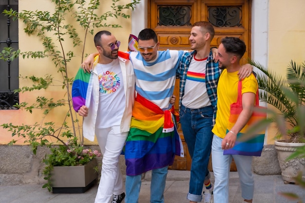 Retrato conceptual lgbt de amigos gays divirtiéndose en la fiesta del orgullo gay diversidad de jóvenes en la ciudad