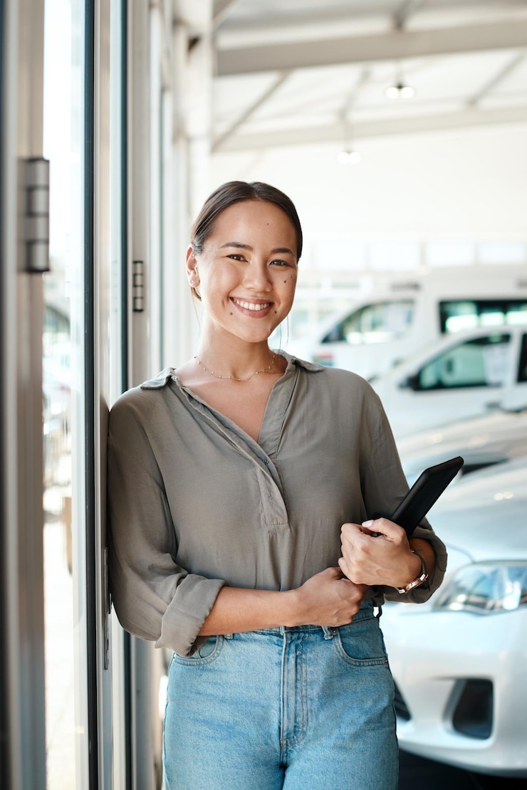 Foto retrato de concesionario de automóviles y mujer con tableta sonrisa y confianza una agencia de seguros de automóviles alquiler de transporte y consultor de ventas feliz en salón de autos con aplicación digital para redes en línea