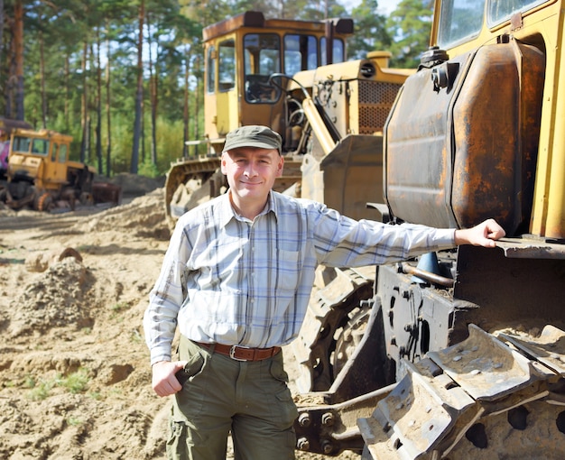 Retrato de un conductor de equipos de construcción