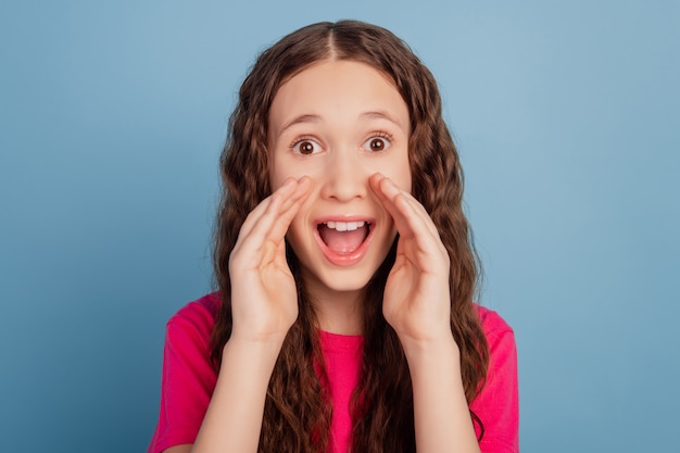 Foto retrato de confiable promotor locutor chica manos boca abierta hablar mensaje sobre fondo azul.