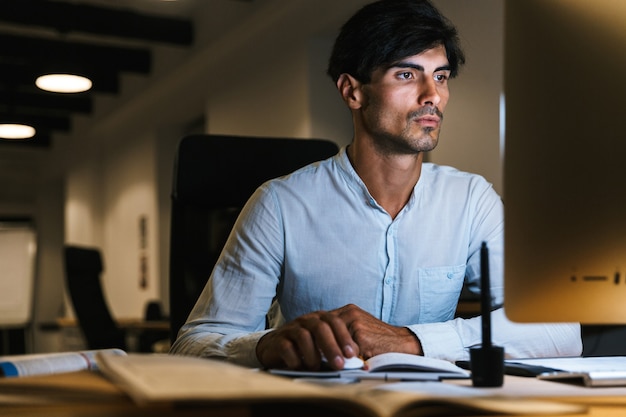 Foto retrato, de, un, confiado, concentrado, hombre de negocios, trabajando