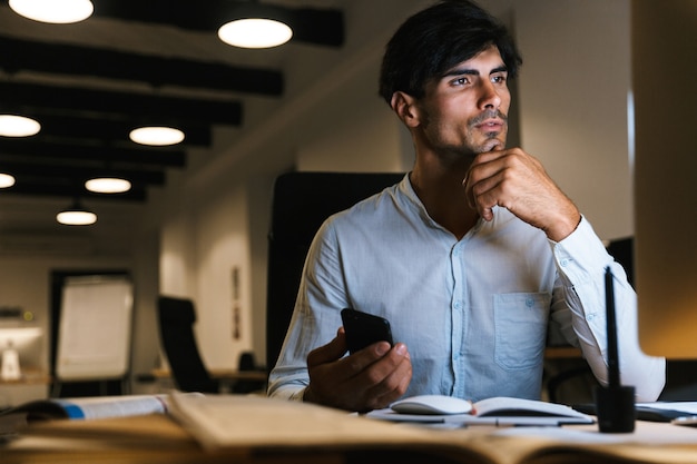 Foto retrato, de, un, confiado, concentrado, hombre de negocios, trabajando