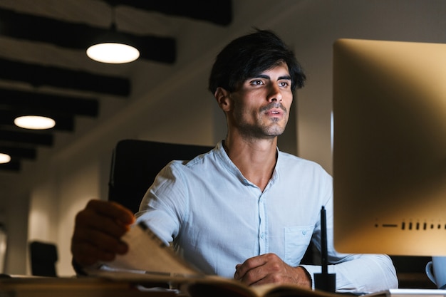 Retrato, de, un, confiado, concentrado, hombre de negocios, trabajando