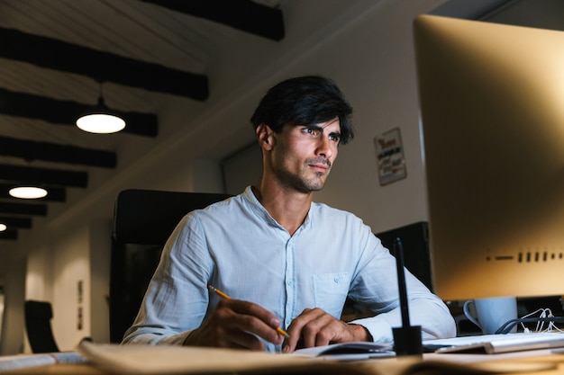 Foto retrato, de, un, confiado, concentrado, hombre de negocios, trabajando