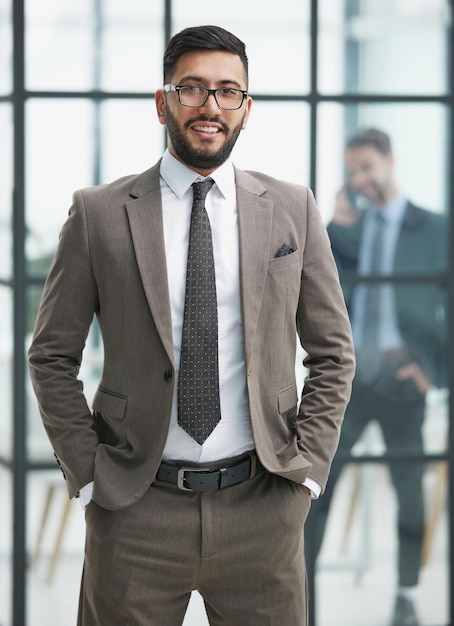 retrato, de, confiado, hombre de negocios, con, armamentos cruzaron, en, oficina