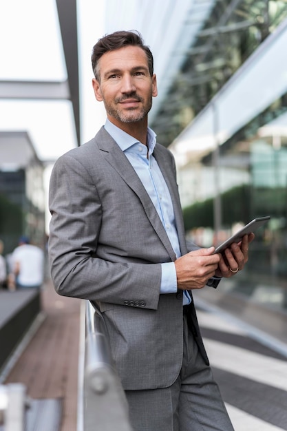 Foto retrato, de, confiado, hombre de negocios, con, tableta