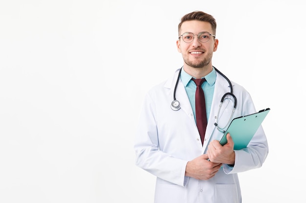 Foto retrato, de, confiado, joven, doctor en medicina, blanco, plano de fondo