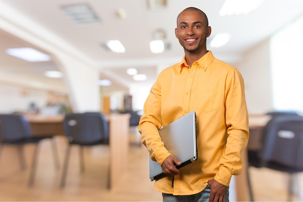 retrato, de, confiado, joven, hombre de negocios, con, computador portatil