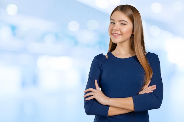 retrato, de, confiado, mujer joven, posición