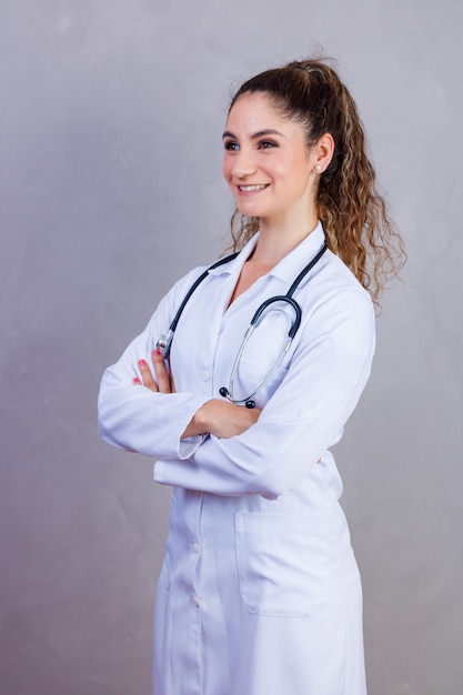 Retrato de confianza con gran sonrisa con dientes calificados con experiencia inteligente médico inteligente vistiendo ropa formal blanca