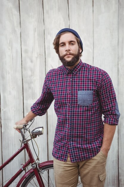 Retrato de confianza hipster con bicicleta