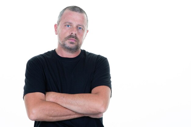 Retrato de confianza hombre barbudo con los brazos cruzados sobre fondo blanco.