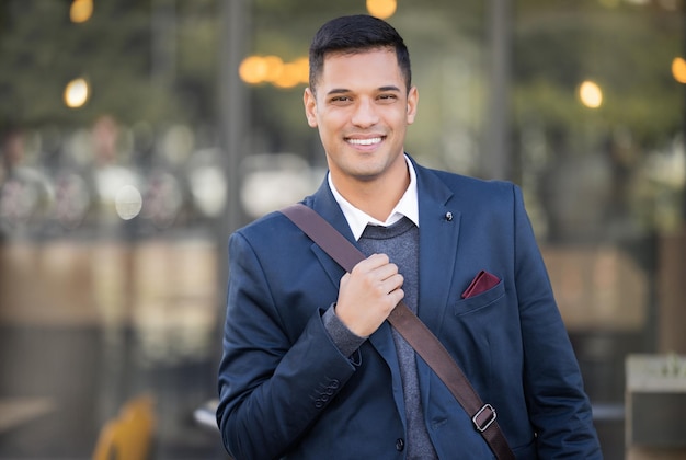 Retrato confianza y hombre de negocios feliz agente inmobiliario o promotor inmobiliario con orgullo en la carrera laboral Persona segura de sí misma en la ciudad urbana o empleado corporativo relajado con una sonrisa en San Francisco