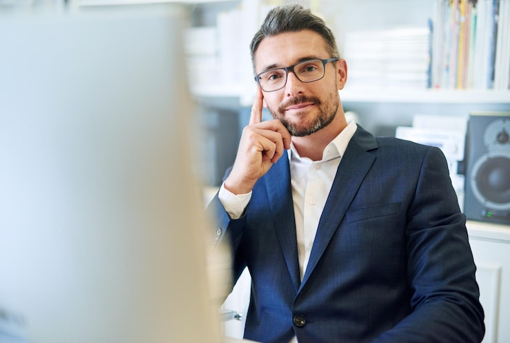 Foto retrato confianza y hombre de negocios en la oficina en la computadora para la carrera o el trabajo en australia cara profesional y consultor en gafas empresario y empleado corporativo en traje en el lugar de trabajo