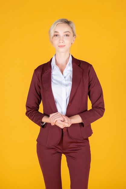 Retrato de confianza mujer de negocios caucásico en amarillo