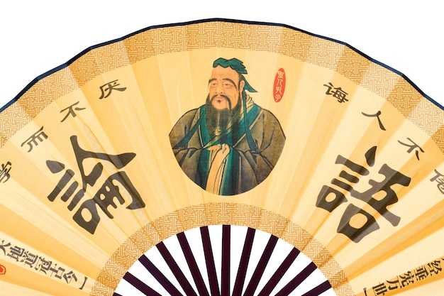 Retrato de Confucio en abanico chino (¡trazado de recorte!) aislado