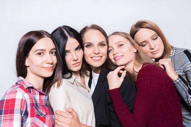 Retrato conjunto de mujeres jóvenes atractivas