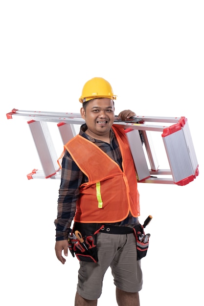 Retrato de constructor llevando escaleras con casco y uniforme