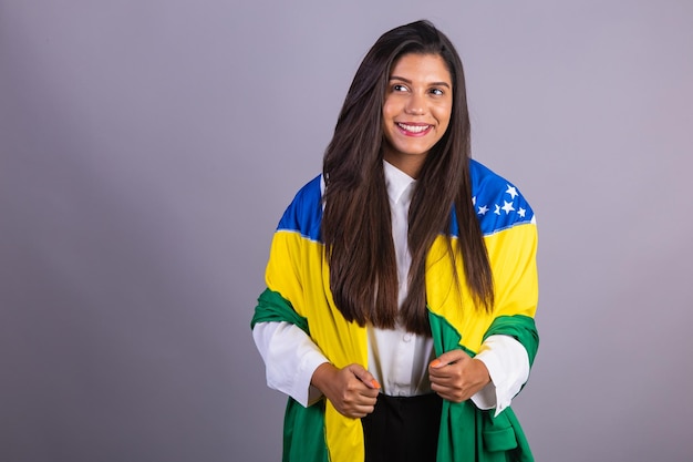 Retrato corporativo de gerente de empresaria brasileña con bandera de brasil