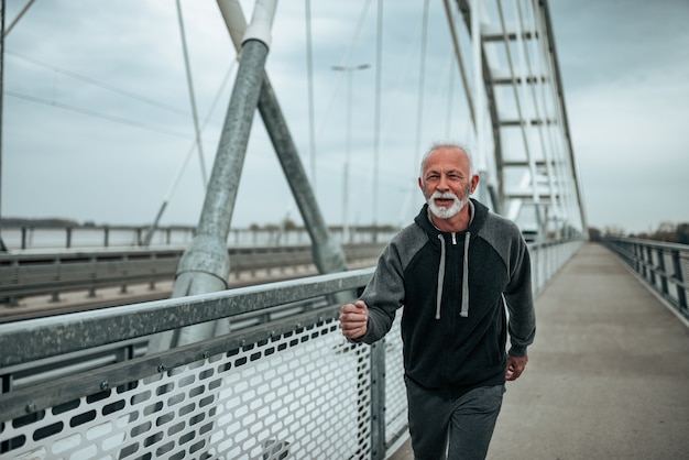 Retrato del corredor masculino más viejo que corre afuera.