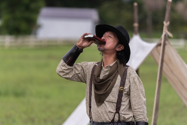 Retrato cowboys post bebiendo