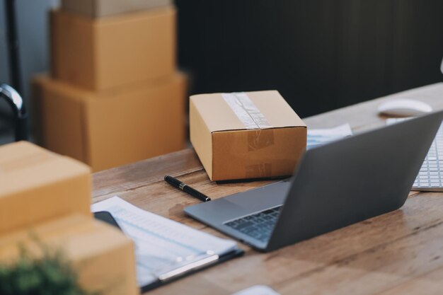 Retrato de la creación de pequeñas empresas propietarias de PYME mujeres empresarias que trabajan en la caja de recibos y comprueban los pedidos en línea para prepararse para empacar las cajas venden a los clientes ideas empresariales de pymes en línea