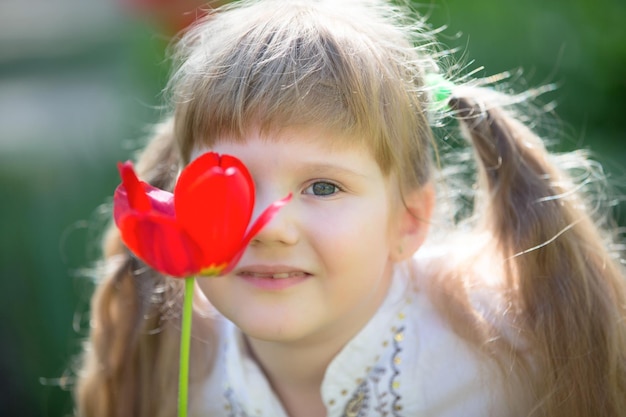 Retrato creativo de una niña con un tulipán