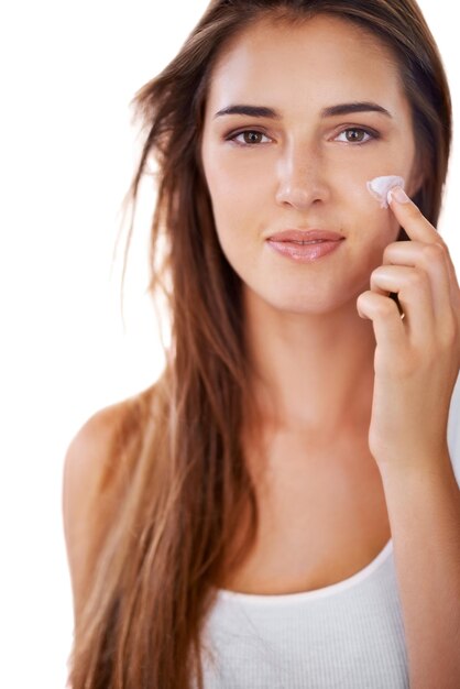 Foto retrato de crema facial o cuidado de la piel para la belleza facial brillante o cosméticos para dermatología resultados de fondo blanco o persona femenina segura con brillo de loción natural o bienestar en el estudio