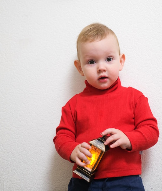 Foto retrato criança pequena fundo branco menino jogando presente conceito natal